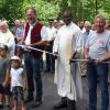 Feierliche Freigabe der neu ausgebauten Straße. Unser Bild zeigt (von links) Jürgen Geyer (Ingenieurbüro Geyer und Eckmeier), Natalia Telezin (Staatliches Bauamt), Johannes Rauner (Regierung von Schwaben), Pater Manfred Laschinger, Bürgermeister Alois Schiegg, Pfarrer Francis, Robert Reiner und Ernst Josef Münsinger (Firma Münsinger). 	 	