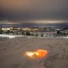 Eine Kerze brennt im Schnee für die Opfer des Erdrutsches in Norwegen. Drei Tage nach dem Erdrutsch haben die Rettungskräfte eine zweite Leiche im Unglücksgebiet gefunden.