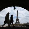 Passanten gehen auf der Brücke «Pont de Bir-Hakeim», mit Blick auf den Eiffelturm.