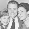 Kaufmann (links) mit Kirk Douglas und Barbara Rütting während Douglas' Deutschlandbesuch 1960. Sie spielte neben vielen anderen Produktionen auch im Film "Stadt ohne Mitleid" mit.