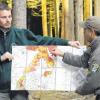 Martin Hollfelder (links) und Rolf Banholzer mit der Standortkarte. Sie zeigt die Bodenqualitäten im Wald. Banholzer weist auf das Gebiet Sieglewies.