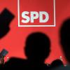 Teilnehmer des Landesparteitages der SPD bei einer Abstimmung. Der Entscheid der SPD-Mitglieder über den Koalitionsvertrag mit CDU und CSU soll vom 20. Februar bis zum 2. März 2018 stattfinden. 