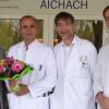 Blumen für den neuen Chefarzt am Aichacher Krankenhaus: (von links) Landrat Klaus Metzger, Chefarzt Dr. Anastasios Moissidis, Dr. Heiko Methe, Ärztlicher Direktor Dr. Giesbert Leissner. 	