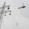 Die LEW erneuert 8 Kilometer Hochspannungsleitungen zwischen Honsolgen und Landsberg/Lechwiesen. Mittels Hubschrauber werden gerade die Vorseile eingehängt.