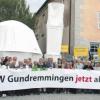 Die sofortige Abschaltung des Atomkraftwerkes Gundremmingen forderte der Bund Naturschutz Bayern bei seiner Delegiertenversammlung am Wochenende in Günzburg. Das Foto zeigt die Delegierten beim Günzburger Forum am Hofgarten vor einem stilisierten AKW aus Papier. 