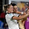  Deutschlands Alexandra Popp (l) und Deutschlands Sara Doorsoun tanzen nach dem 2:0-Sieg gegen Spanien.