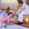 Szenen einer Ehe: Bei der Trauungszeremonie am Mittwoch musste sich die neue Königin Suthida vor König Rama X. auf den Boden werfen.