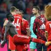 Es bleibt dabei: Die Einzigen, die den Bayern in den Hintern treten können – so wie hier Sadio Mané dem Maskottchen Bernie –, sind die Bayern selbst. Beim Rest der Liga geht es deutlich spannender zu.