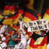Deutsche Fans warten auf den Beginn des EM-Spiels Deutschland gegen Portugal.