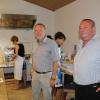 Beim Pfarrfest sahen sich Bürgermeister Roland Biesenberger und Reinhard Zick die neue Küche im Vereinsheim an.  	