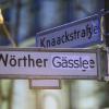 In dem Berliner Stadtteil sind nun rund um den Kollwitzplatz Straßenschilder mit aufgeklebten Buchstaben "eingeschwäbelt" worden