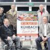 Präsentiert das Plakat für die Kügesch 2012, der Vorstand des Fördervereins der Kühbacher Schule „Die Brücke“. Stehend von links: Gabriele Abeltshauser, Oliver Heib, Michael Wagner, Rudolf Neuberger, Manfred Martin. Sitzend von links: Anton Sibinger und Michael Gastl. 