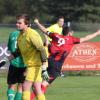 Altenmünsters Patrick Pecher (Nr. 9) in Siegerpose. Soeben hat er das 1:0 gegen Aislingen erzielt. Gästetorwart Kevin Abold kann es gar nicht fassen. 
