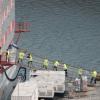 Im Hafen von Portland in Dorset werden Lebensmittel auf das Schiff «Bibby Stockholm» verladen, das bis zu 500 Menschen aufnehmen soll.