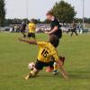 Wieder zwei Tore machte Holzkirchens Jörg Strauß (in Schwarz) zum erneuten Heimsieg der Reserve, hier gegen Maurens Spielertrainer Weinberger.  
 
 

