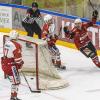 Und wieder jubelt Memmingen: Myles Fitzgerald (rechts) erzielt kurz vor Schluss das 3:0 für den ECDC Memmingen gegen Regensburg. 	