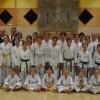 Diese 24 jungen Taekwondokas unterzogen sich in Fuchstal einer Gürtelprüfung. Im Bild sind sie mit Cheftrainer Uwe Bessel, Prüfer Reinhold Gruber (hinten links) und Abteilungsleiter Dieter Otto (hinten rechts) zu sehen. 
