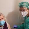 Sie bekam die erste Impfung im Landkreis Donau-Ries: Elisabeth Jordan (links).