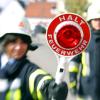 Ein in Brand geratenes Auto können die Feuerwehren aus Monheim und Rehau löschen.