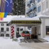 Ein Polizeiauto steht vor dem Eingang des Hotels Kempinski in St. Moritz.