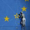 Das Brexit-Wandbild von Banksy in Dover zeigt einen Mann, der die EU-Flagge mit einem Hammer entfernt. Damit er das nicht schafft, braucht es Reformen. Wieder einmal.  	