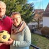 Hans und Claudia Kling mit dem Ball, der seit fast 40 Jahren gut behütet wurde. Nun möchten sie diesen für den guten Zweck weitergeben. 