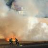 Die Feuerwehr in Rostock musste den Brand eines Feldes löschen. Auslöser des Flammenmeers war kurioserweise ein Vogel.