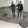 Carbon steckt unter anderem in Autos, wie die neue Ausstellung im Textilmuseum zeigt. Der Ausstellungsgestalter Raimund Docmac und Museumsleiter Karl Borromäus Murr haben Spaß an den vielen spannenden Exponaten.