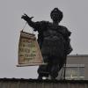Klimacamp-Mitglieder brachten an der Augustus-Statue eine politische Botschaft an.  