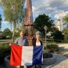 Vorsitzender Michael Ritter und Stellvertreterin Gabi Bott vom Partnerschaftskomitee Sielenbach vor dem Eiffelturm am Dorfplatz in Sielenbach. Beide freuen sich schon auf das Wiedersehen mit den Freunden aus St. Fraimbault.