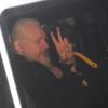 Julian Assange zeigt nach seiner Festnahme das Victory-Zeichen. Ihm droht nun allerdings genau das, was ihn einst Zuflucht hinter den Botschaftsmauern suchen ließ.