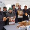 Der Frauenbund Hausen und die beteiligten Bäckereien setzen sich mit der Solibrot-Aktion für notleidende Menschen in Haiti und Kenia ein. Auf dem Foto von links: Evi Hornung, Doris Heinisch, Steffen Heinisch, Roswitha Furch, Paul Röger, Rosi Kolmberger und Jürgen Salzmann. Nicht im Bild, aber voll dabei bei der Aktion sind Rudolf Heinrich und Monika Voit. 	