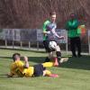 Fabian Schmidt und der VfL Westendorf haben im Rennen um Platz zwei die Hürde SC Biberbach (am Boden Tobias Schenk) übersprungen. Trainer Herwig Storzer sieht’s mit Wohlgefallen. 	