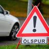 In Lauingen hat ein Auto eine kilometerlange Ölspur hinterlassen. 