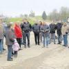 Zahlreiche Ortstermine und Sitzungen mündeten schließlich im Leitbild, das nun in Villenbach der gesamten Bevölkerung präsentiert wird. Auf unserem Foto informiert, auf Anregung des Arbeitskreises Innenentwicklung, Wilhelm Daurer (in der Mitte mit Fotoapparat) vom gleichnamigen Planungsbüro über die Gestaltungsmöglichkeiten der sogenannten „Teerwüste“ in Hausen am südlichen Ortsausgang.  