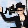 Yoko Ono vor dem Lennon-Bus auf der Elektronik-Messe CES.