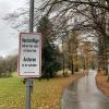 Das selbstgemacht Schild steht im Kurpark von Bad Wörishofen. 