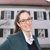 Pfarrerin zu sein ist für sie ein „Traumberuf“: Miriam Pieczyk hat am 1. März ihre Stelle in Ebermergen/Mauren angetreten. Hier ist die 31-Jährige vor dem Pfarrhaus in Ebermergen zu sehen.  	