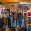 Mit Festgottesdienst, Matinee und Lesungen im Dorfmuseum Durach feiert der Förderverein mundArt sein 15-jähriges Bestehen. Die Familienmusik Althaus singt dabei in Jodlerformation. 	
