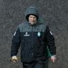 Trainer Thomas Schaaf steht in Belek im Regen. Foto: Thomas Eisenhuth dpa