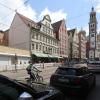 Die Karolinenstraße in Augsburg ist trotz ihrer Nähe zum Zentrum für den Einzelhandel nicht gerade attraktiv. Mehrere Leerstände, wie im Gebäude der jüngst ausgezogenen Filiale der Drogeriemarktkette Müller, sind ein Beleg dafür.  	