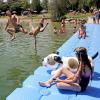 Friede, Freude, Ausgelassenheit: An den Niedersonthofener See kommen an schönen Sommertagen hunderte Menschen.