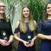 Die Sportlerinnen des Jahres: (von links) Siegerin Theresa Beck (Vereinigte Schützen Oberbernbach), Zweitplatzierte Sandra Hopfensitz (Kletterin DAV Sektion Aichach) und Handballerin Iva Vlahinic (Dritte).