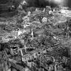 Pures Chaos: Nach dem Luftangriff am 11. April 1945 blieb in diesem Bereich der Donauwörther Innenstadt praktisch nichts mehr übrig. Die Aufnahme machte Wolfram Proeller vom Turm der Stadtpfarrkirche aus in Richtung Spindeltal.  	