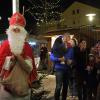 Immer sonntags schaute der Nikolaus beim Weihnachtsmarkt in Mering vorbei. 	