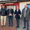 SPD-Bundestagsabgeordnete Carmen Wegge besuchte mit Bürgermeister Thomas Salzberger (2. v. li.), Dominic Jödicke (1. v. li.) und Stephan Mies die Erstaufnahmeeinrichtung in Kaufering.