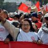 Mitglieder der Allgemeinen Tunesischen Arbeitergewerkschaft protestieren in Tunis gegen die Politik von Präsident Saied.