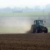 Ein Landwirt pflügt bei Wolfenbüttel-Adersheim mit seinem Traktor ein Feld um.