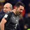 Italiens Nationaltrainer Gian Piero Ventura (l) tröstet nach dem WM-Aus Torhüter Gianluigi Buffon.