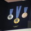So sehen die Medaillen für die Olympischen Spiele 2024 in Paris aus. Darin eingebettet ist jeweils ein sechseckiges, poliertes Eisenstück vom Eiffelturm. 